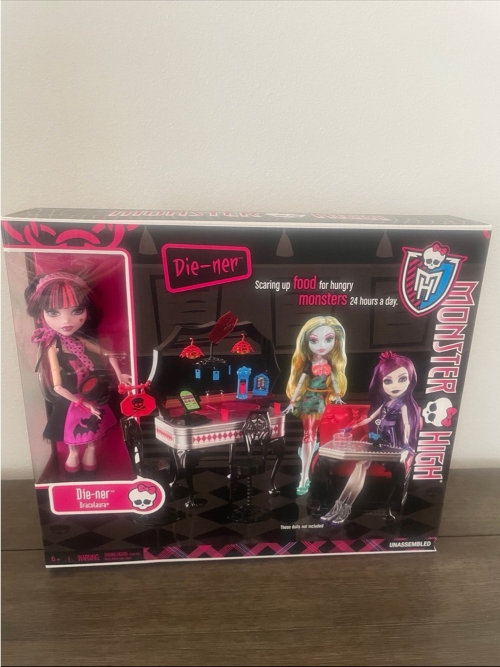 New Monster High Die-ner Draculaura Playset and Doll